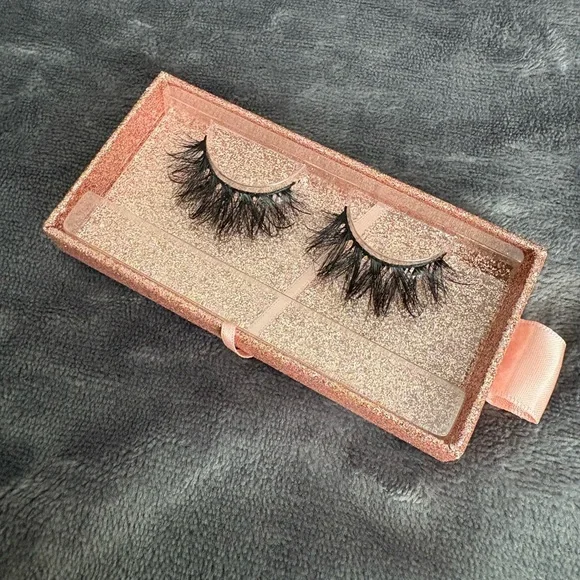Slay Lash Box with Faux Lashes - Picture 2 of 4